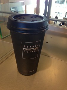 39 kroner for denne kop filterkaffe med kold mælk - tyveri ved højlys dag.