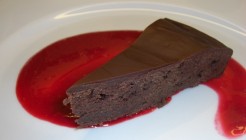Mammies chokoladekage med hindbærcoulis. Sådan som den som oftest serveres i min familie.