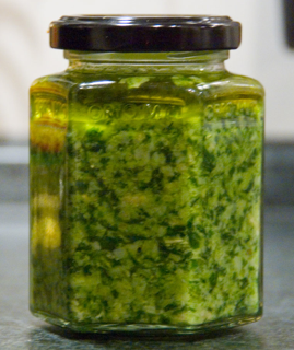 Pesto på glas, kan holde sig i køleskabet i 2-3 uger