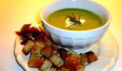 Porresuppe med cremefraiche, bacon og rosmarincroutoner.