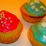 Vanilje cupcakes, her med farvet glasur og krymmel